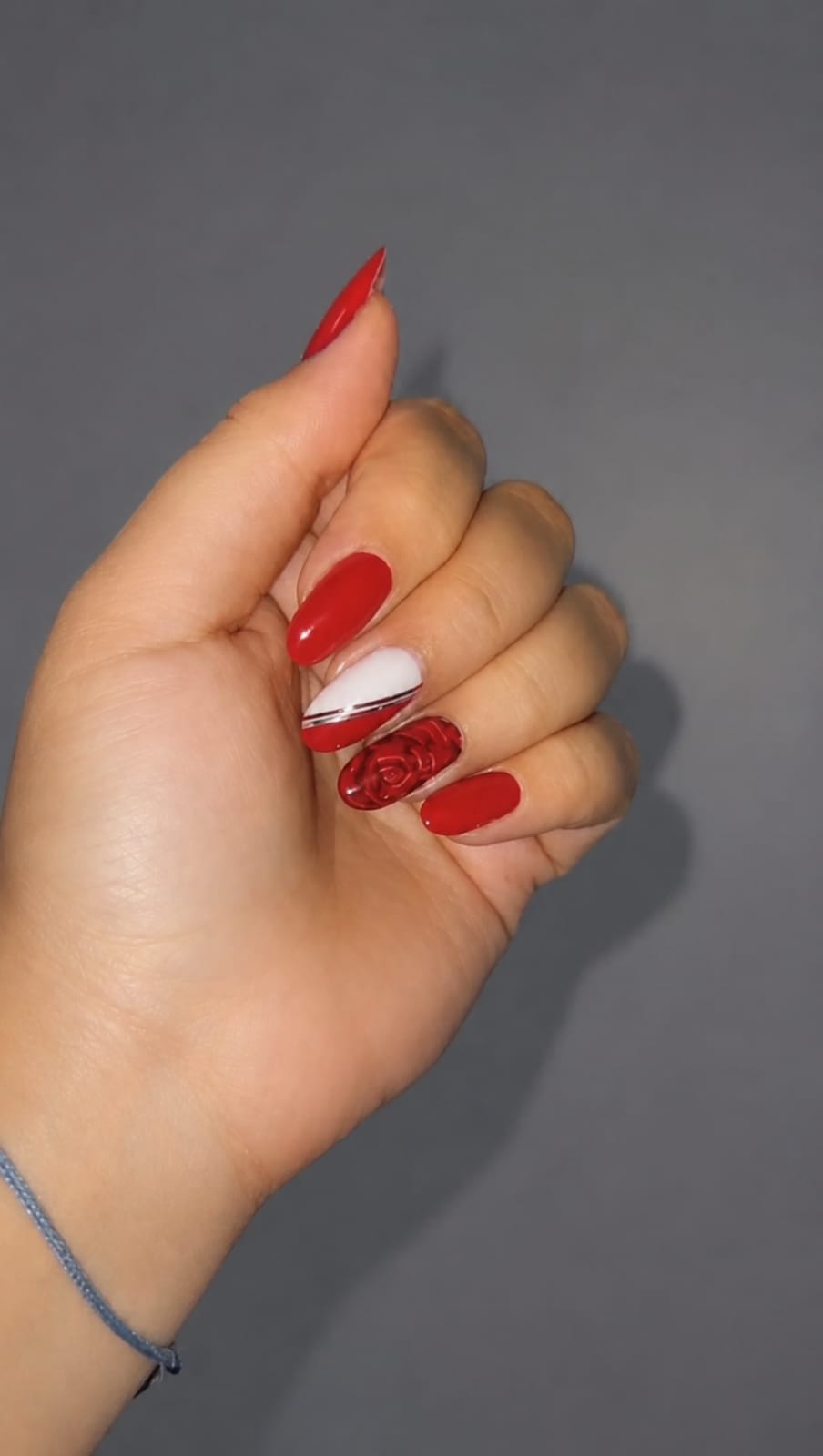 Unhas coloridas vermelhas com rosa 3D em relevo